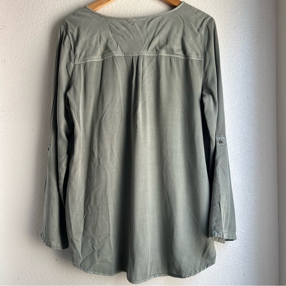 A.n.a. | Olive Green V-Neck Buttoned Tunic Blouse - Picture 4 of 9